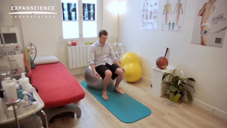 Exemple d'exercice pour l'arthrose du genou avec un ballon