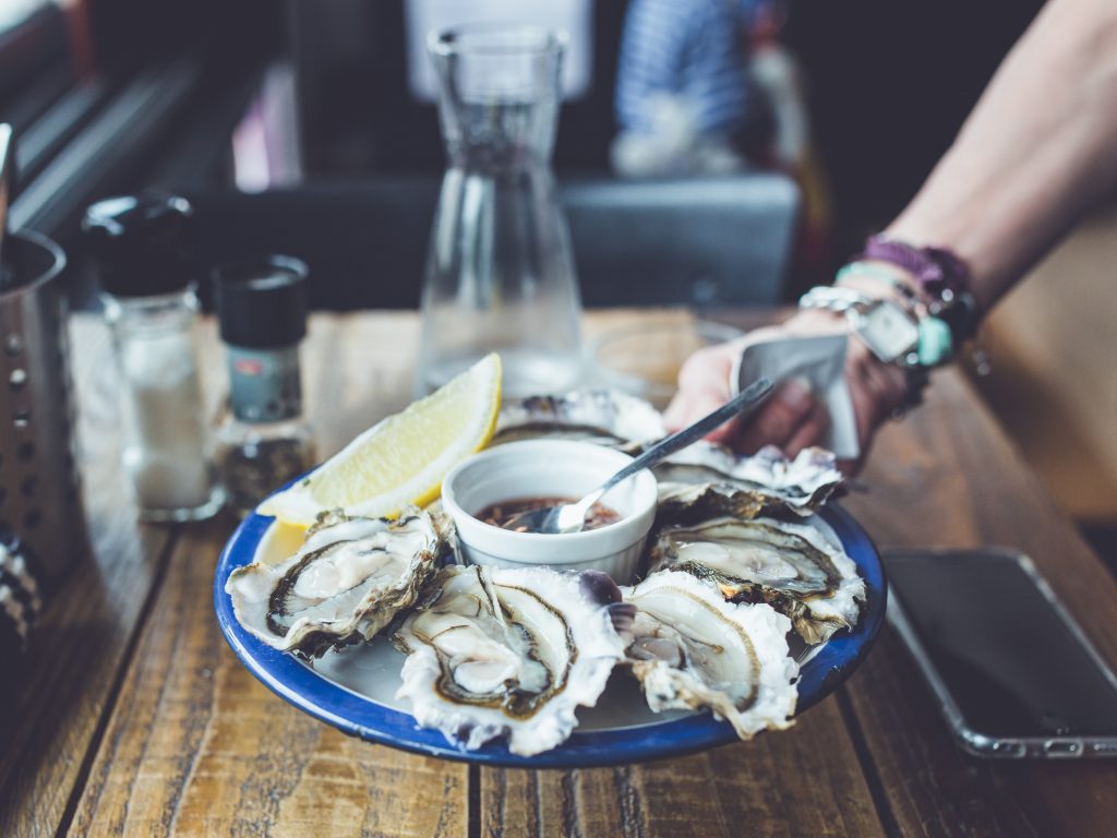 Un plateau d'huîtres dans un restaurant